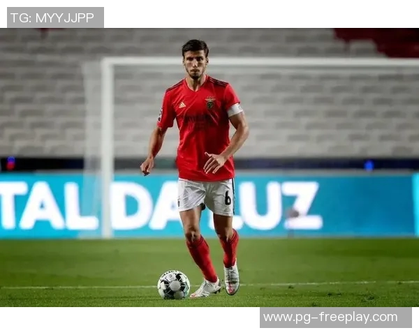 中超赛场惊现冷门本菲卡以3-0战胜曼城引发全场震动